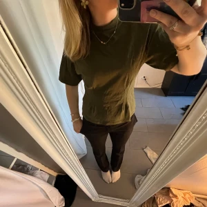 topp - as cool grön topp!! Den sitter lite tajtare i midjan vilket jag tycker är as coolt!💞💞