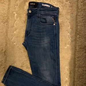 Replay anbass jeans - Nypris 1500  I  Mitt pris: 513  Inga hål eller fläckar, säljer i befintligt skick. De har blivit för små vid midjan så kan därför inte får på mig de