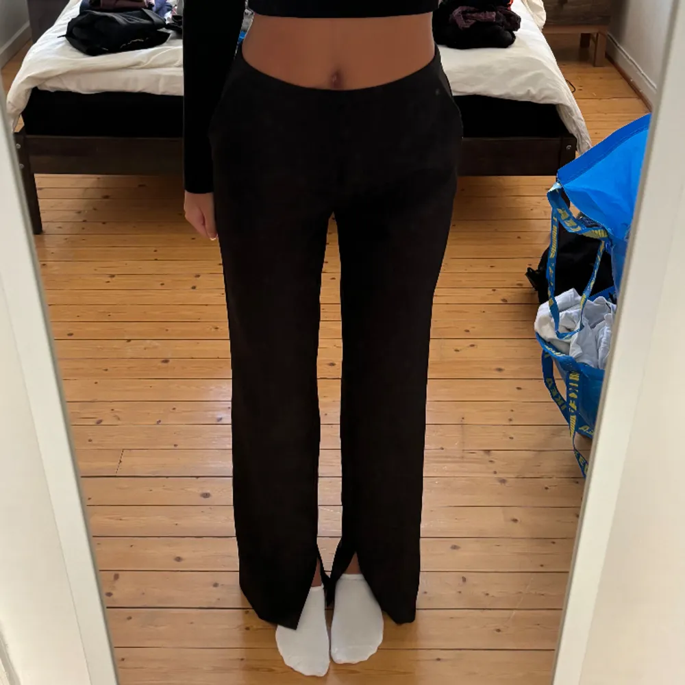 Ett par svarta kostymbyxor med slit längst ner!! Storlek 34 från Gina Tricot 🥰. Jeans & Byxor.
