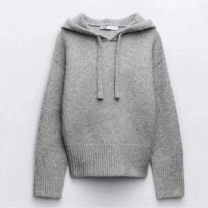 stickad hoodie från zara i storlek S (nu skick använd 1 gång) säljs då den ej kommer till användning 