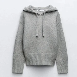 stickad hoodie - stickad hoodie från zara i storlek S (nu skick använd 1 gång) säljs då den ej kommer till användning 