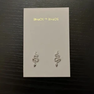 Örhängen  - Örhängen från sophie by sophie. Säljer för 300kr