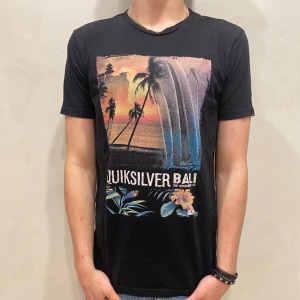 T-Shirt Quicksilver  - T-Shirt Quicksilver  Modell: 184cm & väger 73kg Storlek: M Skick: 8/10 Allmänt Använd  Material: Bomull  Skriv om ni har frågor! 