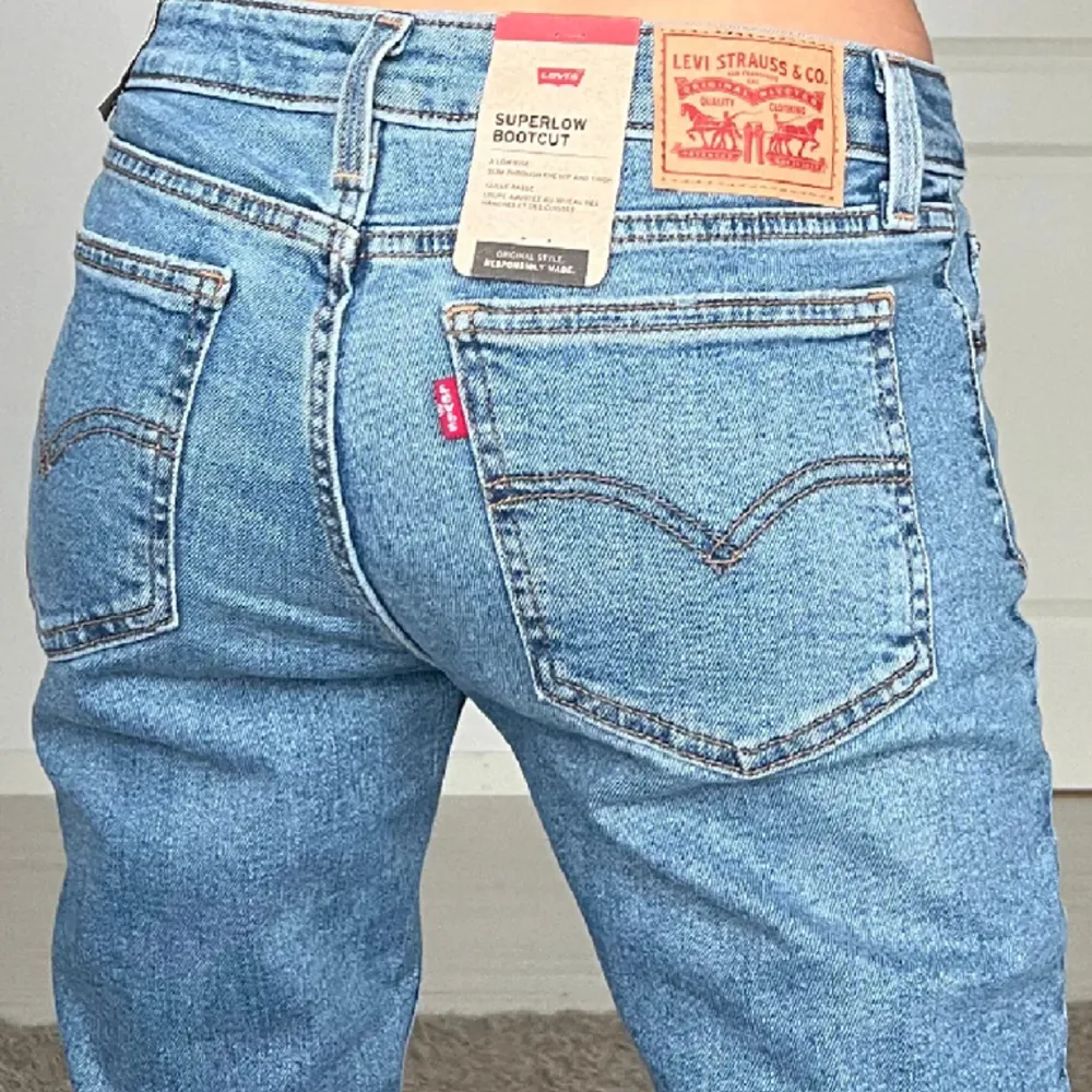 Säljer dessa superfina lågmidjade jeans ifrån Levis. Köpte de här på plick och de var helt nya med lappen kvar. Har använt de endast fåtal gånger då de var för stora i midjan för mig. Midjemått: 38 cm, innerbenslängd: 80 cm. 400 kr + frakt 🙌🏼🌸🤍💕. Jeans & Byxor.