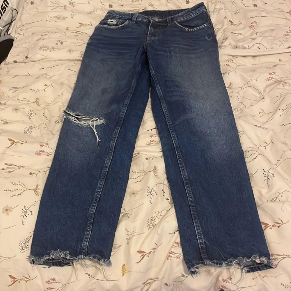 Mörk blåa jeans. Bra Skick på dom och är använda 2-3 gånger . Jeans & Byxor.