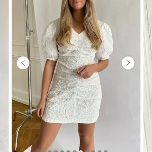 Studentklänning  - Säljer denna fina klänning i st M. Passar mig som är 165! Aldrig använd med prislapp kvar💗