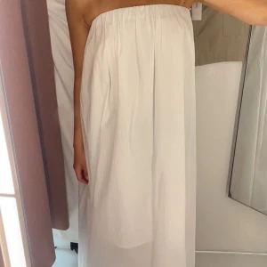 Bandeau klänning  - Bandeau klänning från Gina Tricot. Använda 1 gång. Köparen står för frakten
