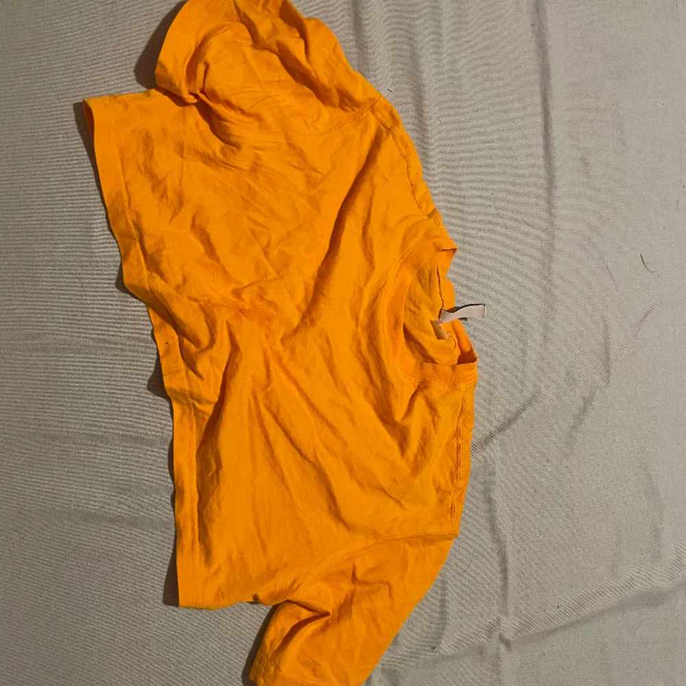Orange t -shirt str xs . T-shirts.