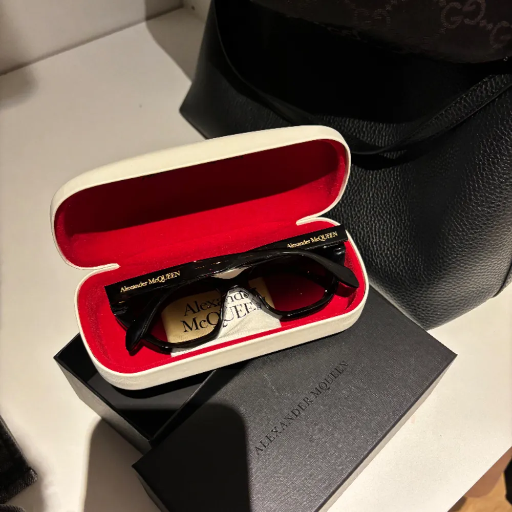 Säljer ett par super snygga solglasögon från Alexander McQueen,  modell: AM0355S 002 5417 Färg: brun, spräckliga Köpts för 3350kr, knappt använda så inga defekter🤎 Köparen står själv för eventuell fraktkostnad! . Accessoarer.