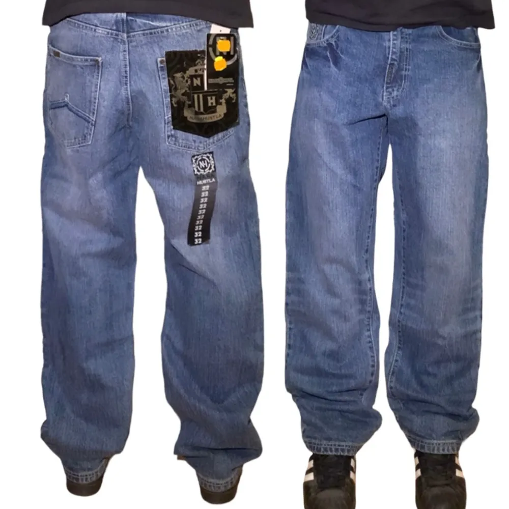 Helt nya Nasa Hustla jeans i storlek W32. Jag på bilden är 180 cm. Mått: ytterbenslängd - 109 cm, midjemått - 40 cm, benöppning - 23 cm. Skriv för fler bilder och frågor!. Jeans & Byxor.