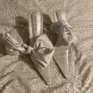 Klackskor  - Dom är helt nya och oanvända. Jag vill sälja för att dom är i fel storlek. Super fina och vackra. 