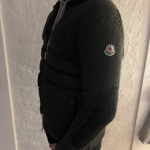 Moncler cardigan stl S - Säljer nu denna sjukt sällsynta moncler cardiganen | Skick 8/10 | Nypris 13999 kr | Mitt pris 4999 kr | Hör av er vid minsta lilla fundering!