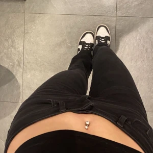 Svarta Only Jeans  - Säljer dessa super snygga jeans från Only i storlek Xs/30. Köpte för ca 1,5 månad sedan på Nelly för 549kr och säljer för 349kr. Hör gärna av er vid intresse och frågor osv🤍😊