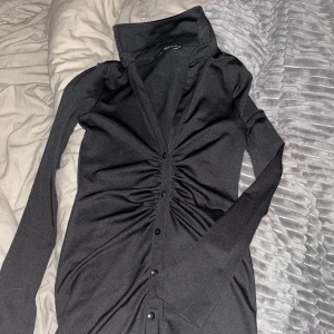 festklänning  - svart tajt festklänning i bekvämt material. sitter slim mot kroppen och är väldigt elegant. Använd en nyårsafton🖤