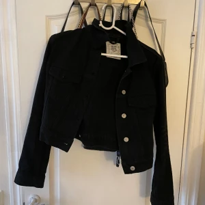Croppad svart jeansjacka - Bra skick! Storlek M men skulle säga att den är lite mindre än så! Passar mig som är 38 men lite tight 