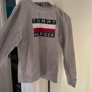 Säljer min så snygga Tommy Hilfiger sweatshirt 
