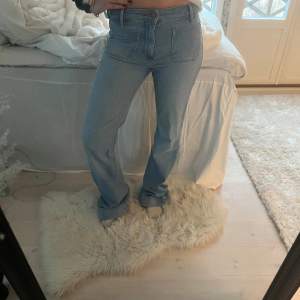 Wrangler jeans i färgen roadie❣️ Köpta för 949kr, har använts en gång. Säljer då de är lite för långa på mig. Jag är 155cm❣️