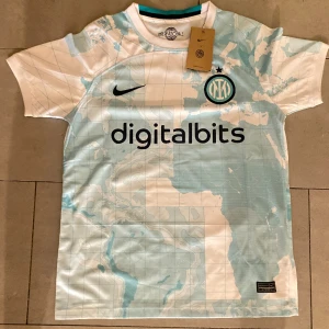 Inter Milan t shirt  - Ny t shirt som jag fick i present jag måste tyvärr sälja den på grund av att jag ej kan passa den och jag behöver pengar så fort som möjligt. Kontakta mig ifall ni vill ha flera bilder 