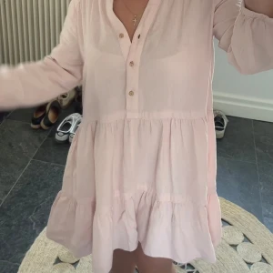 Söt rosa volang klänning, Zara   - Ljusrosa klänning med volang från zara, använd fåtal gånger🙌🏻