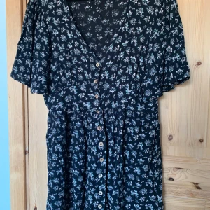 Blommig klänning  - Otroligt fin blommig klänning från Urban Outfitters. Mjuk viskos. Använd bara en gång, jättefint skick. Märkt S, passar XS-M. Längd 78cm