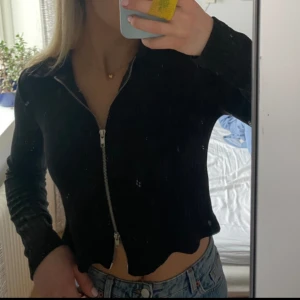 Tröja - Säljer denna tröja med dragkedja från Nelly. Använd få gånger. Skriv privat för mer info😊