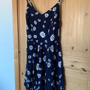 Blommig byxdress  - Superfin byxdress med shorts. Märke Nobody’s Child. Svårfotad då banden är korsade i ryggen. Aldrig använd. Viskos & bomull. Märkt storlek 40, skulle säga att den passar 36-40 då den är öppen i ryggen och har lösa shorts. Längd 81cm