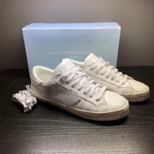  Philippe model skor - Ritkigt feta Philippe model skor i storlek 40, passar även 40,5/41.👏 Nyskick, endast använda någon enstaka gång🌟 Box och extra snören medföljer✅  Skriv vid frågor eller funderingar 