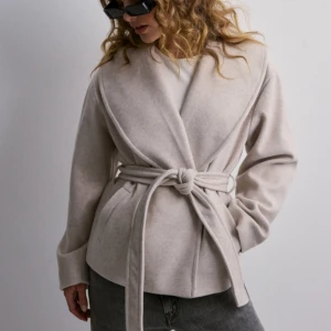 VMbergen jacket - Säljer min favorit kappa för jag vill köpa en ny. Den är sparsamt använd och så snygg! 😍 VMbergen jacket från vero Moda. Nypris 699