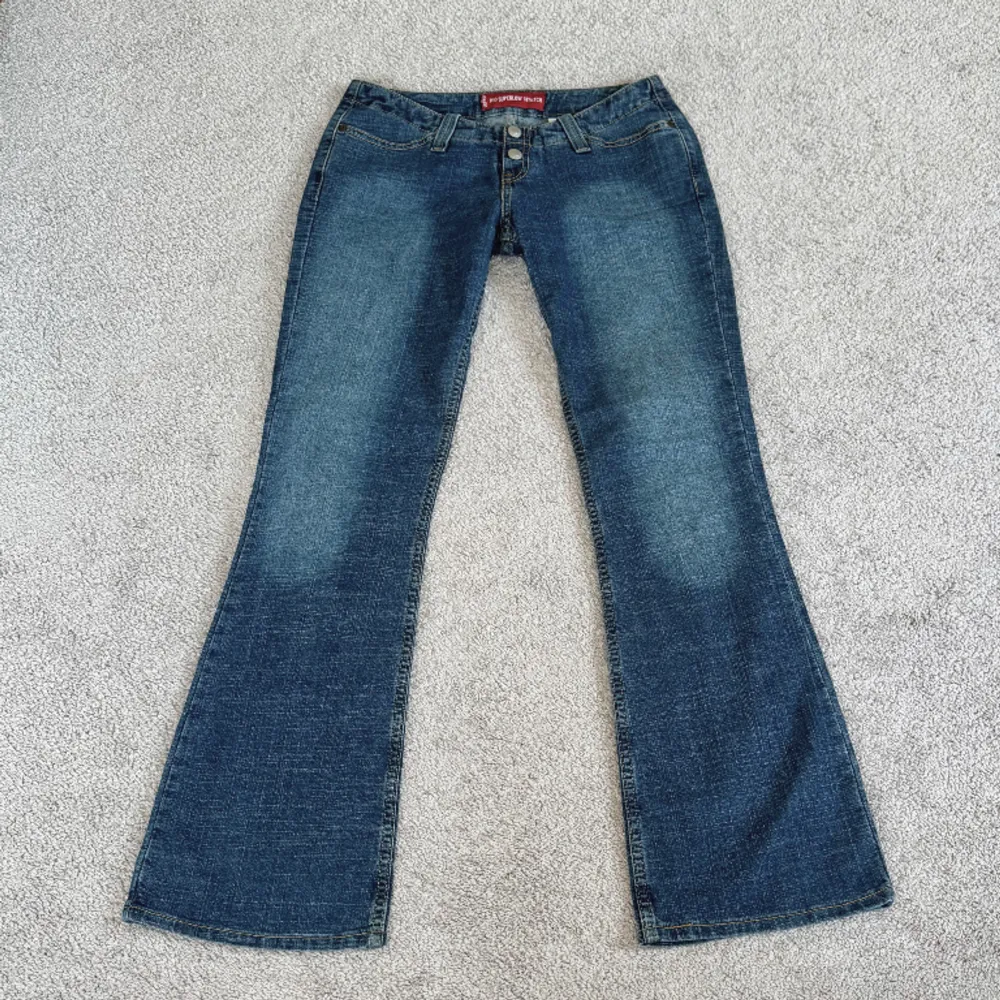 midja: 76 innerben: 80 🤍 lågmidjade bootcut jeans, vintage från Levis 🤍 jag är 171cm & stl S/36/28 för referens 🤍 läs POLICY & FRAKT (i gillade inlägg) innan du skriver 🤍 använd gärna ”köp nu” 🤍 . Jeans & Byxor.