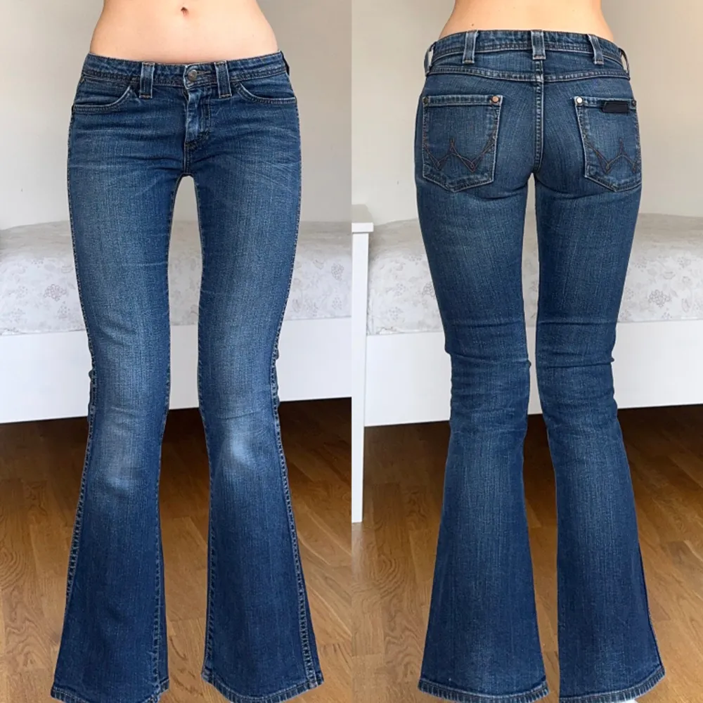 midja: 74 innerben: 74 🤍 lågmidjade bootcut jeans, vintage från Wrangler 🤍 jag är 171cm & stl S/36/28 för referens 🤍 läs POLICY & FRAKT (i gillade inlägg) innan du skriver 🤍 använd gärna ”köp nu” 🤍 . Jeans & Byxor.