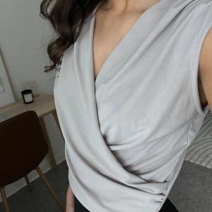 Grå/beige blus - Blus från Gina Tricot i strl S, aldrig använd och prislapp kvar! Ordinarie pris 259kr.