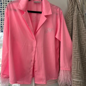 Juicy Couture pyjamas  - Satin pyjamas från Juicy Couture, storlek S på båda delar. Helt ny men prislapparna finns ej kvar. Aldrig använt. 