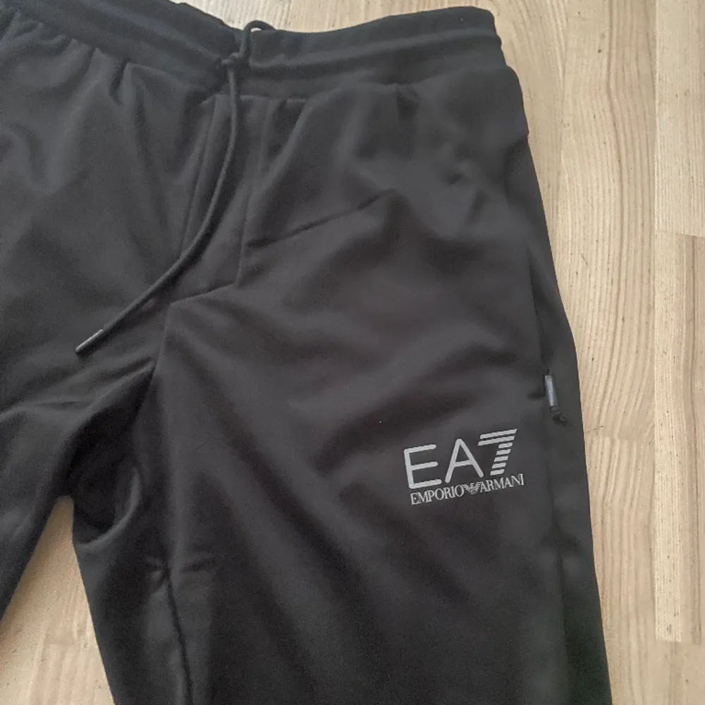 EA7 mjukisar som är helt nya och oanvända. Storlek L . Jeans & Byxor.