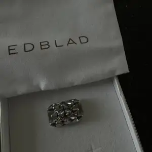 Edblad ring köpte den för ett par månader sen när de var som inne mest men ringen var inget för mig då den inte riktigt passade in i min stil och därför jag vill sälja den är i ett bra skick använd ett par gånger 🤍 köparen står för frakten 