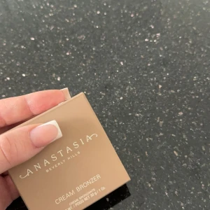 Anastasia cream bronzer - Helt i nyskick köpte denna för några dagar men köpte den i fel färg. Produkten är bara öppnad ur original förpackningen men inte testad eller använd. Köpte den för 380 och tänker att jag tar 280 för den. I färgen sun kissed 🫶🏼köparen står för frakten 