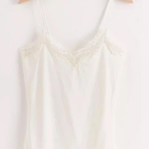 linne med spets - linne från lindex med justerbara band och bra skick 💕