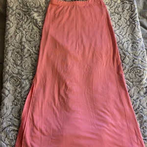 Kjol med slits - Kjol med slits från Shein Oanvänd