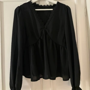 Svart blus - Säljer denna fina blus jag köpt second hand men är i nyskick, i strl s💕