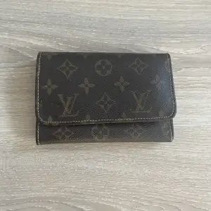 Fin plånbok perfekt till handväskan eller som den är. Köpt på second hand därav ingen garanterad äkthet samt lågt pris✨