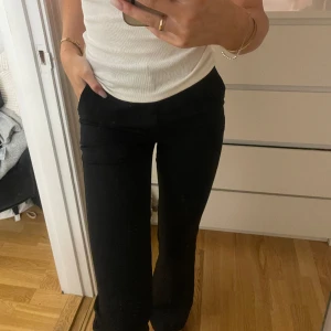 Svarta kostymbyxor  - Svarta kostymbyxor som passar till allt, har inga fel och är som nya🤗