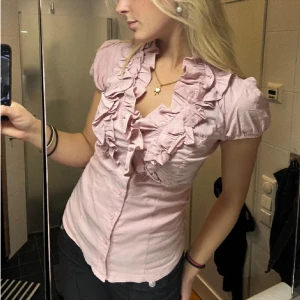 Söt blus - Superintendent blus köpt från Plick! Passade tyvärr inte och säljer därför, skriv privat för frågor!❤️