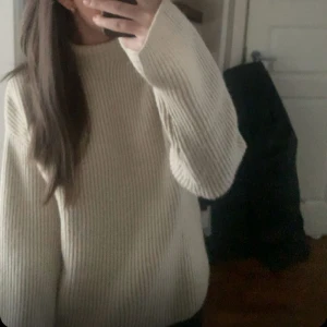 Stickad tröja slits vid armen   - Jättefin stickad tröja med slits vid armen ifrån H&M, finns även likadan i svart! 🖤🤍