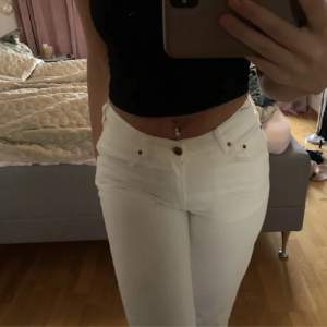 Vita lågmidjade jeans ifrån bikbok!🤍  Aldrig använda då det inte riktigt är min stil! Hellånga på mig som är 166cm lång🤍