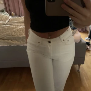Vita jeans - Vita lågmidjade jeans ifrån bikbok!🤍  Aldrig använda då det inte riktigt är min stil! Hellånga på mig som är 166cm lång🤍