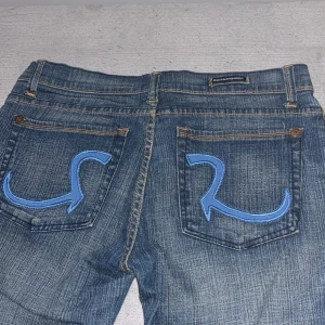 Vintage jeans - Snygga vintage jeans  De är bootcut och har snygga detaljer på fickorna  Midja 89cm,  innerben 90cm Köpta på Plick men bra skick utan defekter  Säljer då de är för stora Köpta för 700kr Köpare står för frakt