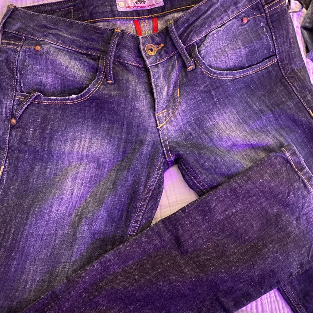 Jätte lågmidjade och assnygga fornarnia jeans passar ungefär en s/xs 🤍. Jeans & Byxor.