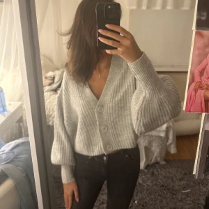 Gina Tricot Grå stickad cardigan/tröja - Grå stickad cardigan/tröja från Gina. Använd fåtal gånger. 