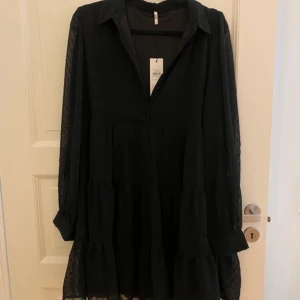Fin svart klänning! - Aldrig använd! Prislappen kvar! Jätte fin till sommaren! 