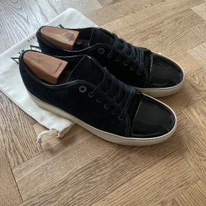 Patent Cap Toe Sneaker Svart - Skorna är i mycket bra skick och inga större defekter förutom normalt slitage, skorna är i uk 8. Tvivla inte på att höra av dig om du har funderingar👍🏼