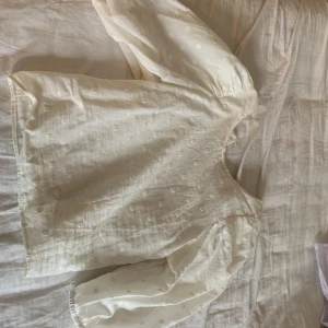 Fin blus - Super fin prickig blus från Pull & best i storlek xs men passar även en S och lite vidare i axlarna
